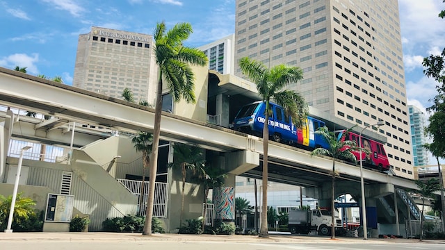downtown-miami-metromover-train